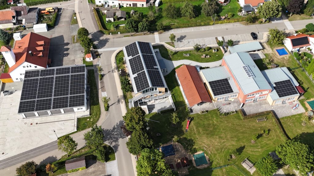 Auf den Dächern des Kinderhorts und des neuen Anbaus des Feuerwehrhauses wurden Photovoltaik-Dachanlagen errichtet.